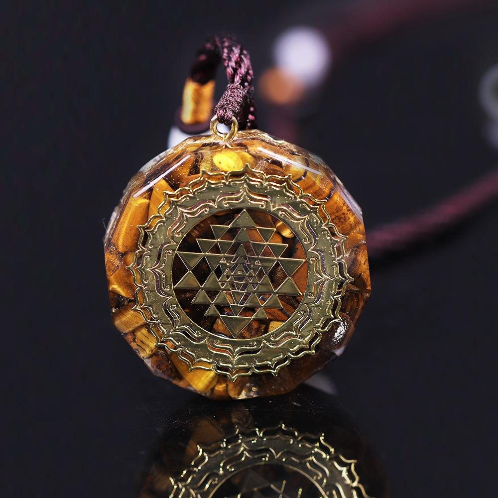 Colgante de Orgonita "Sri yantra - Protección Sagrada" en Ojo de Tigre